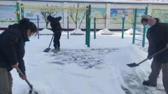 雪花犹如鹅毛一般纷纷扬扬洒落人间冰天雪地美不胜收